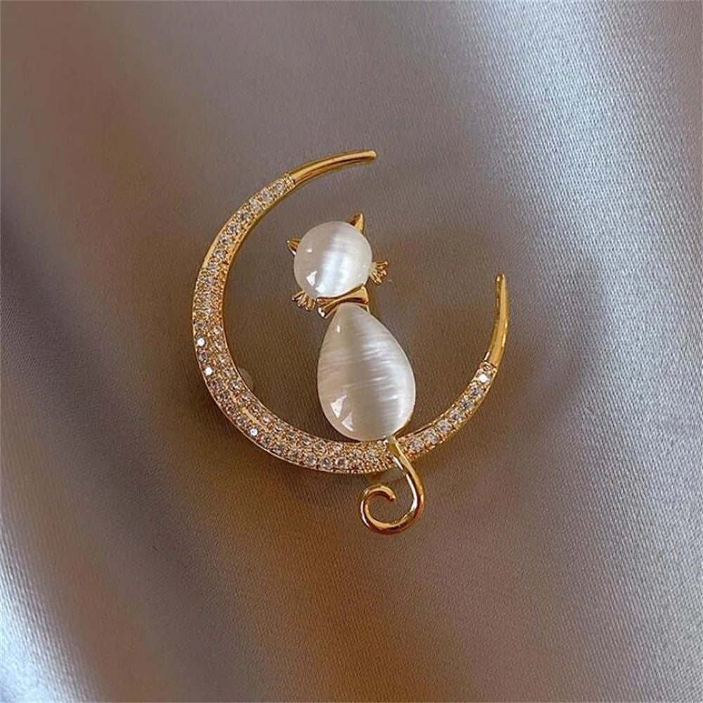 Exquisite Cat Eye Stone Moon Shape Metal Brooch for Women Fashion Lapel Pins Clothes Backpack Jewelry Accessories Gift